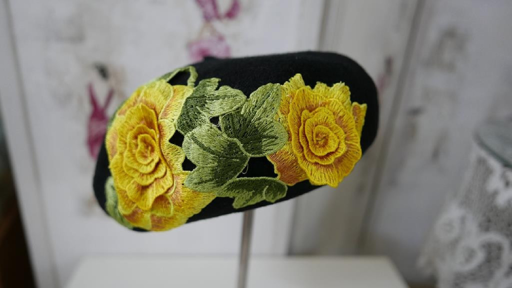 Czarno żółty beret z  haftem folk