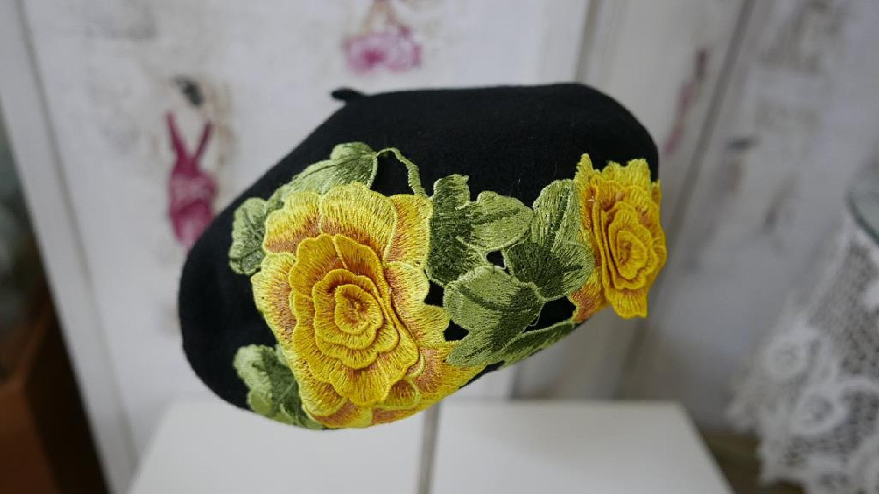 Czarno żółty beret z  haftem folk