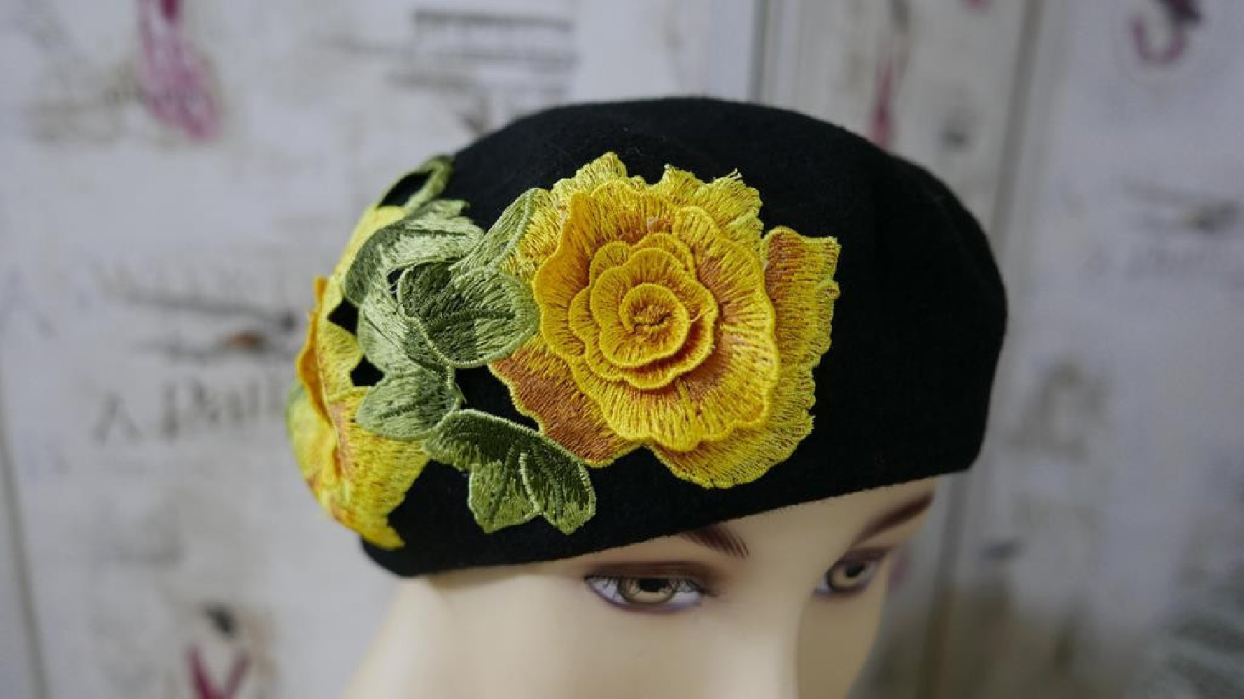 Czarno żółty beret z  haftem folk