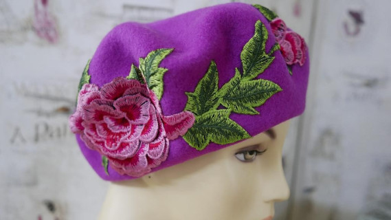 Fuksja beret z  haftem folk