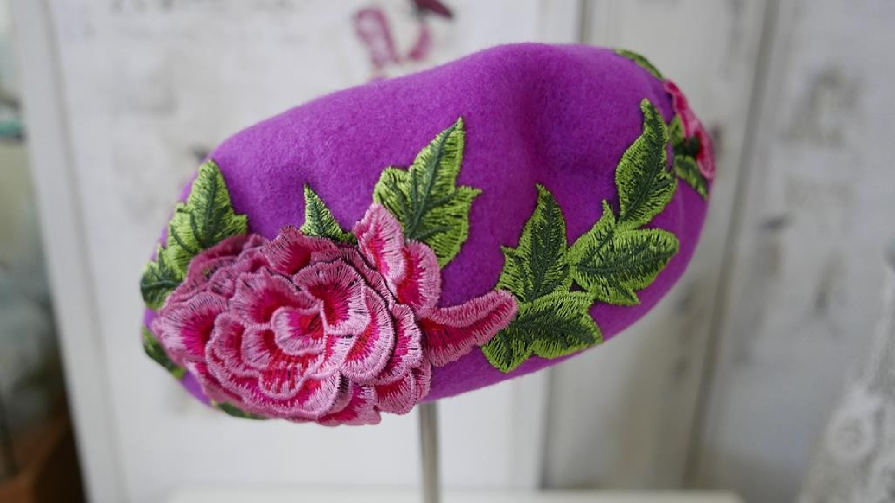 Fuksja beret z  haftem folk