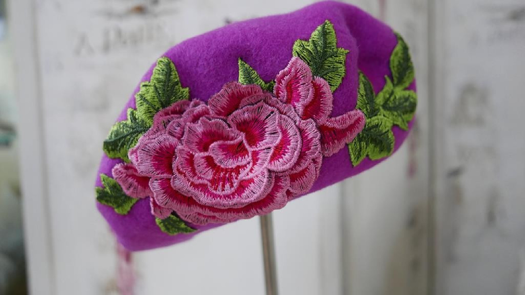 Fuksja beret z  haftem folk