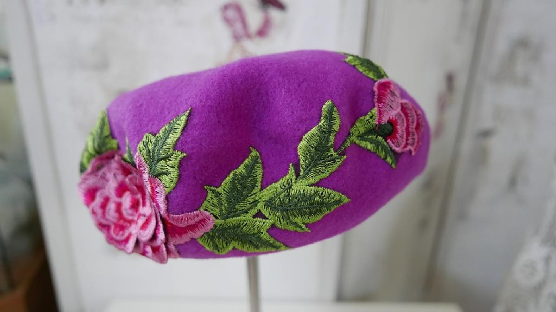 Fuksja beret z  haftem folk