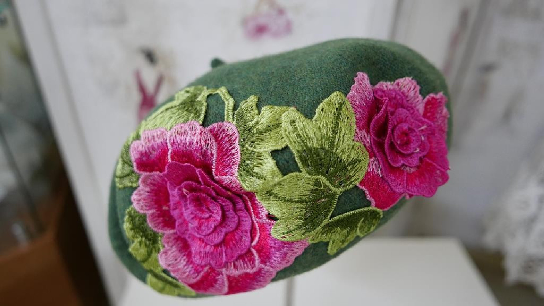 Zielony beret z  haftem folk