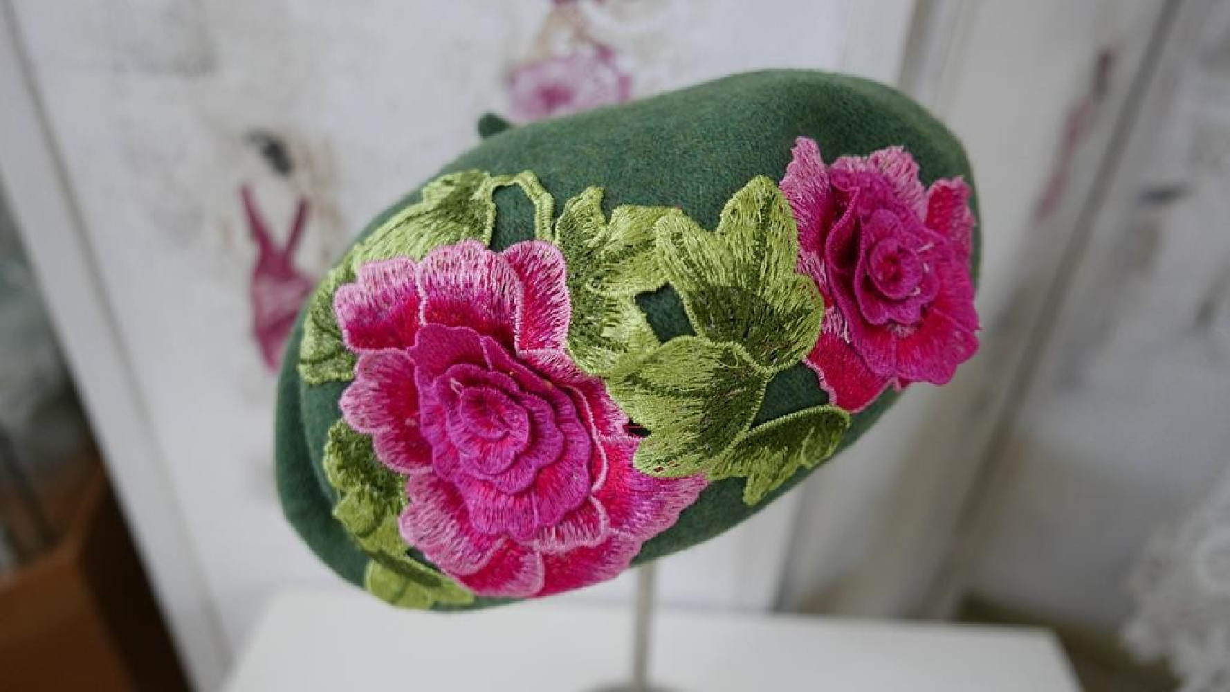 Zielony beret z  haftem folk