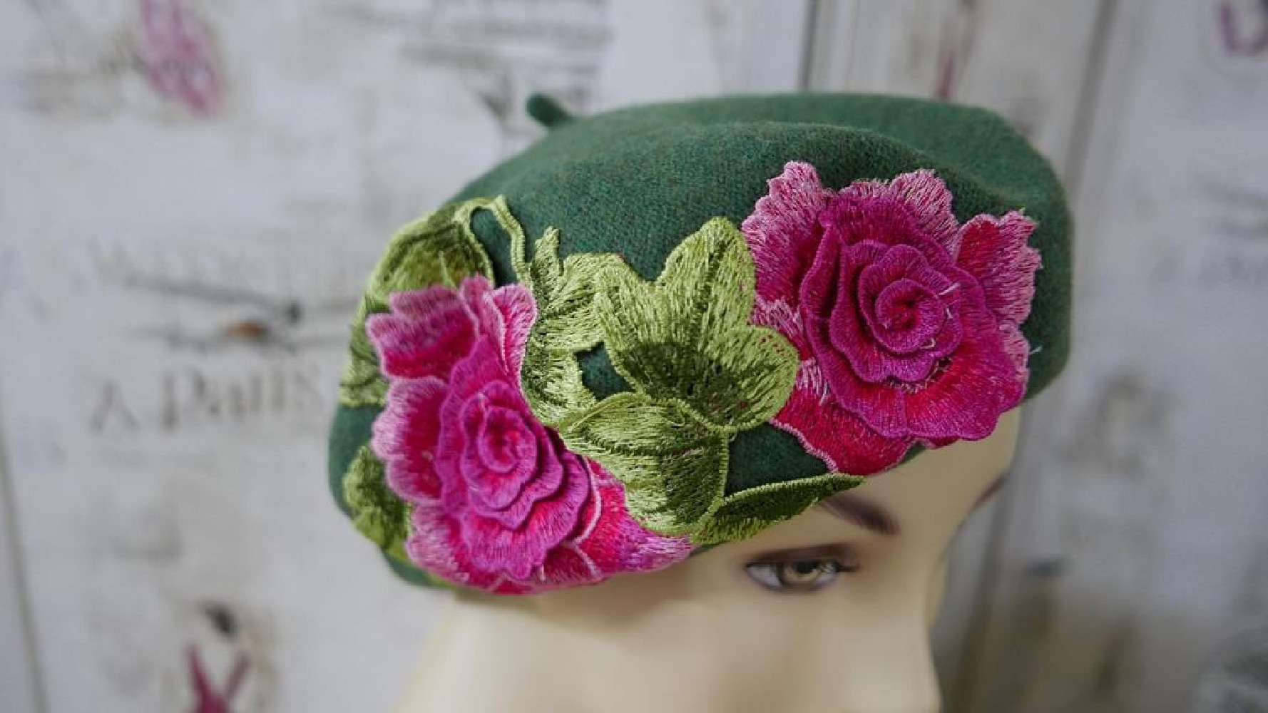 Zielony beret z  haftem folk