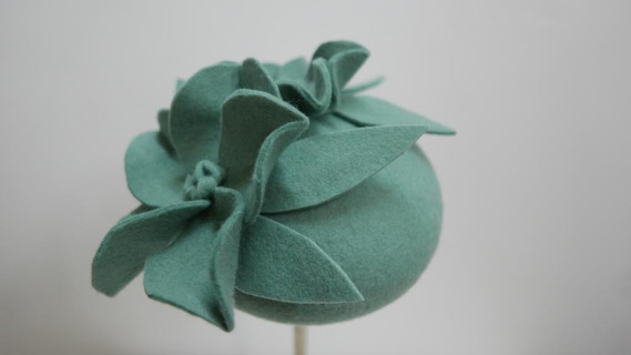 Magie- miętowy mini toczek z kwiatami- fascynator