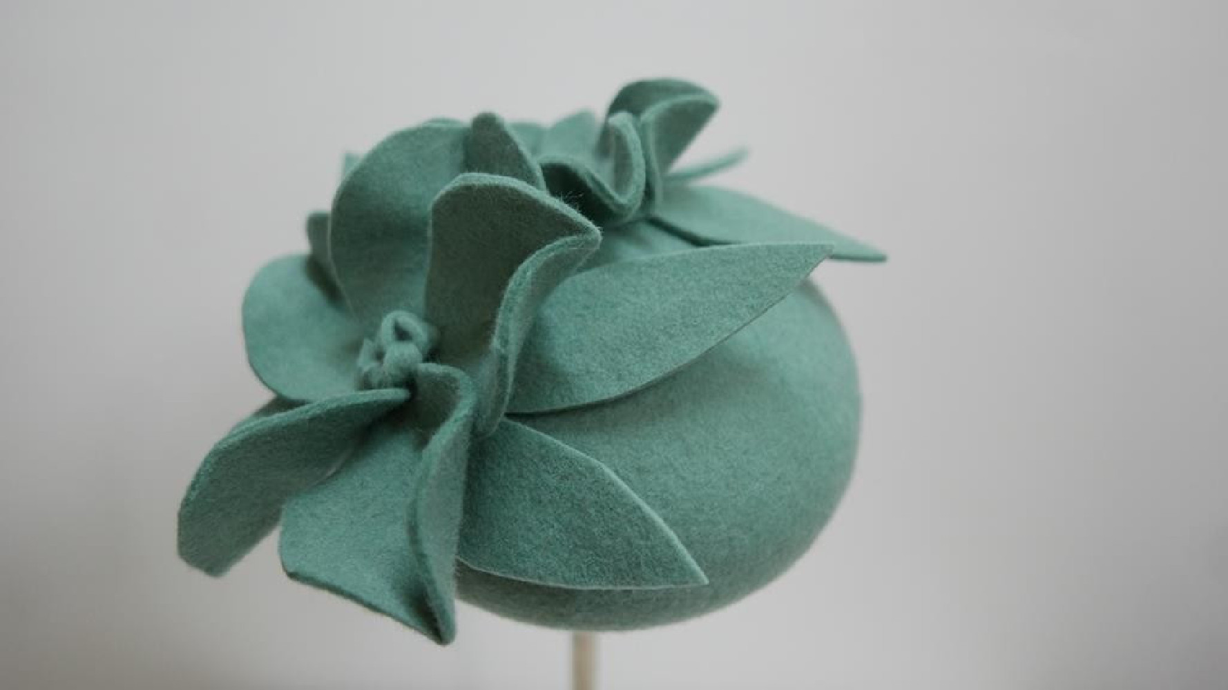 Magie- miętowy mini toczek z kwiatami- fascynator