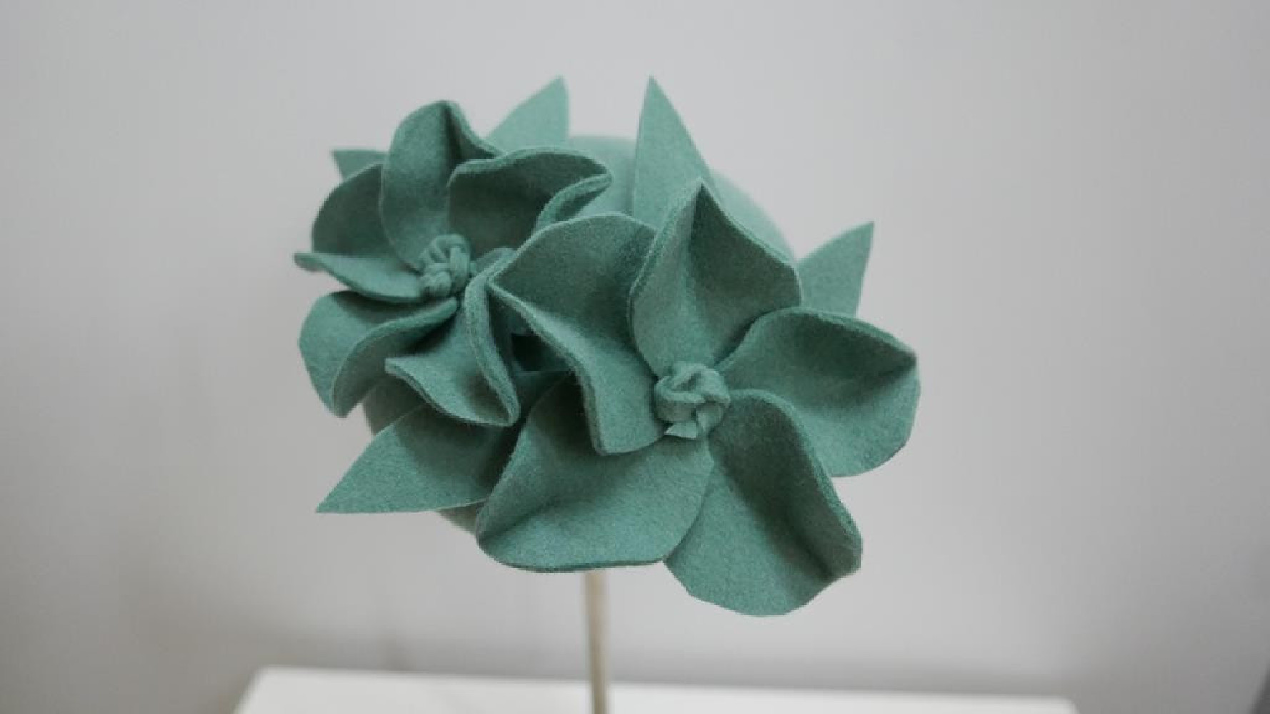 Magie- miętowy mini toczek z kwiatami- fascynator