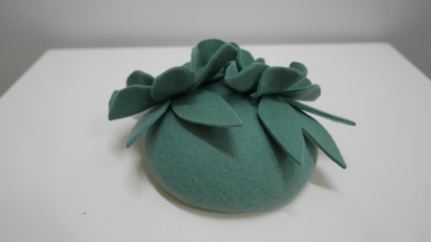 Magie- miętowy mini toczek z kwiatami- fascynator