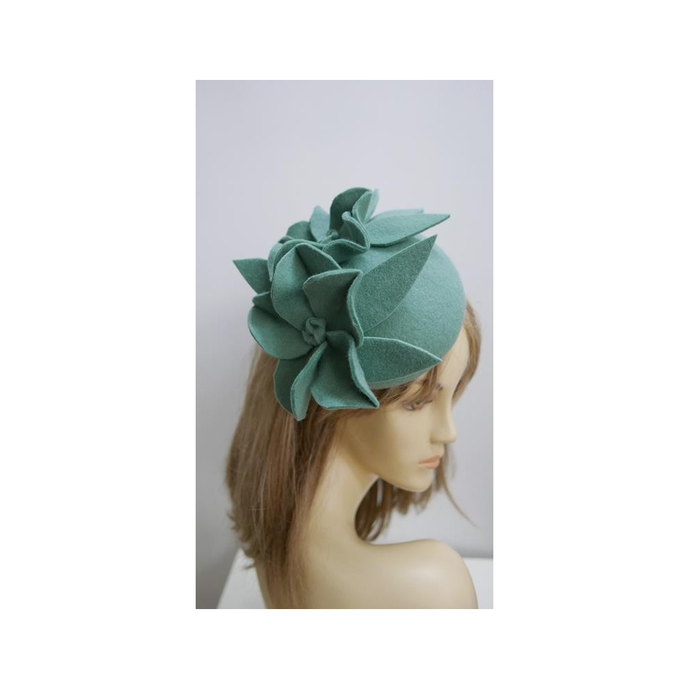 Magie- miętowy mini toczek z kwiatami- fascynator