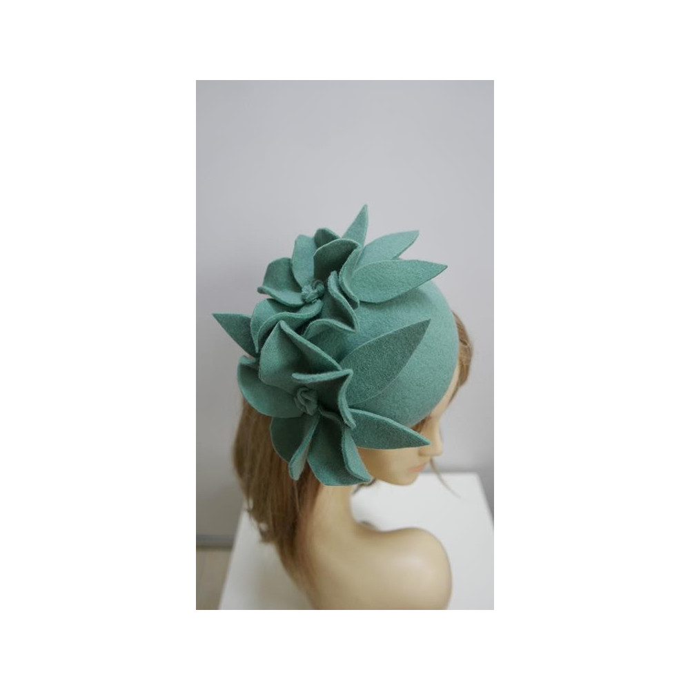 Magie- miętowy mini toczek z kwiatami- fascynator