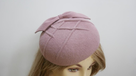 Walentyna  pudrowy róż mini beret,  toczek welurowy