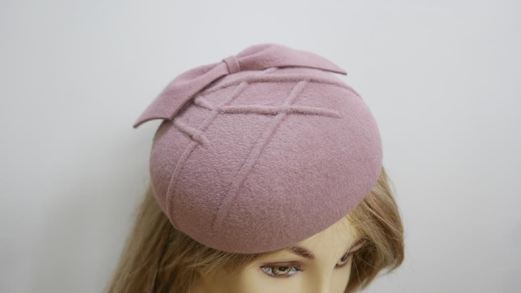 Walentyna  pudrowy róż mini beret,  toczek welurowy