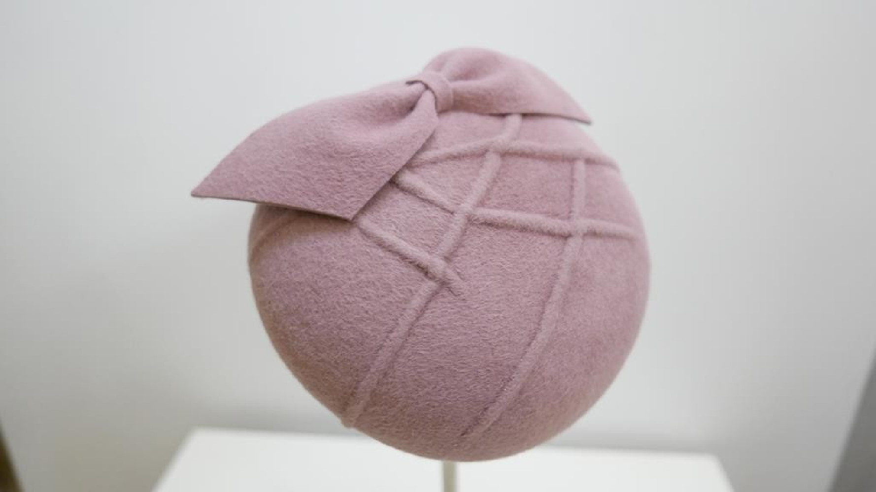 Walentyna  pudrowy róż mini beret,  toczek welurowy