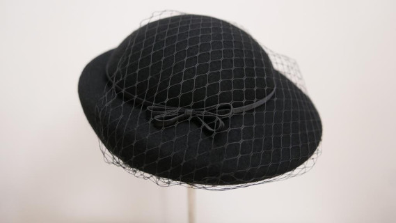 Consuela - czarny  kapelusz toczek z woalką