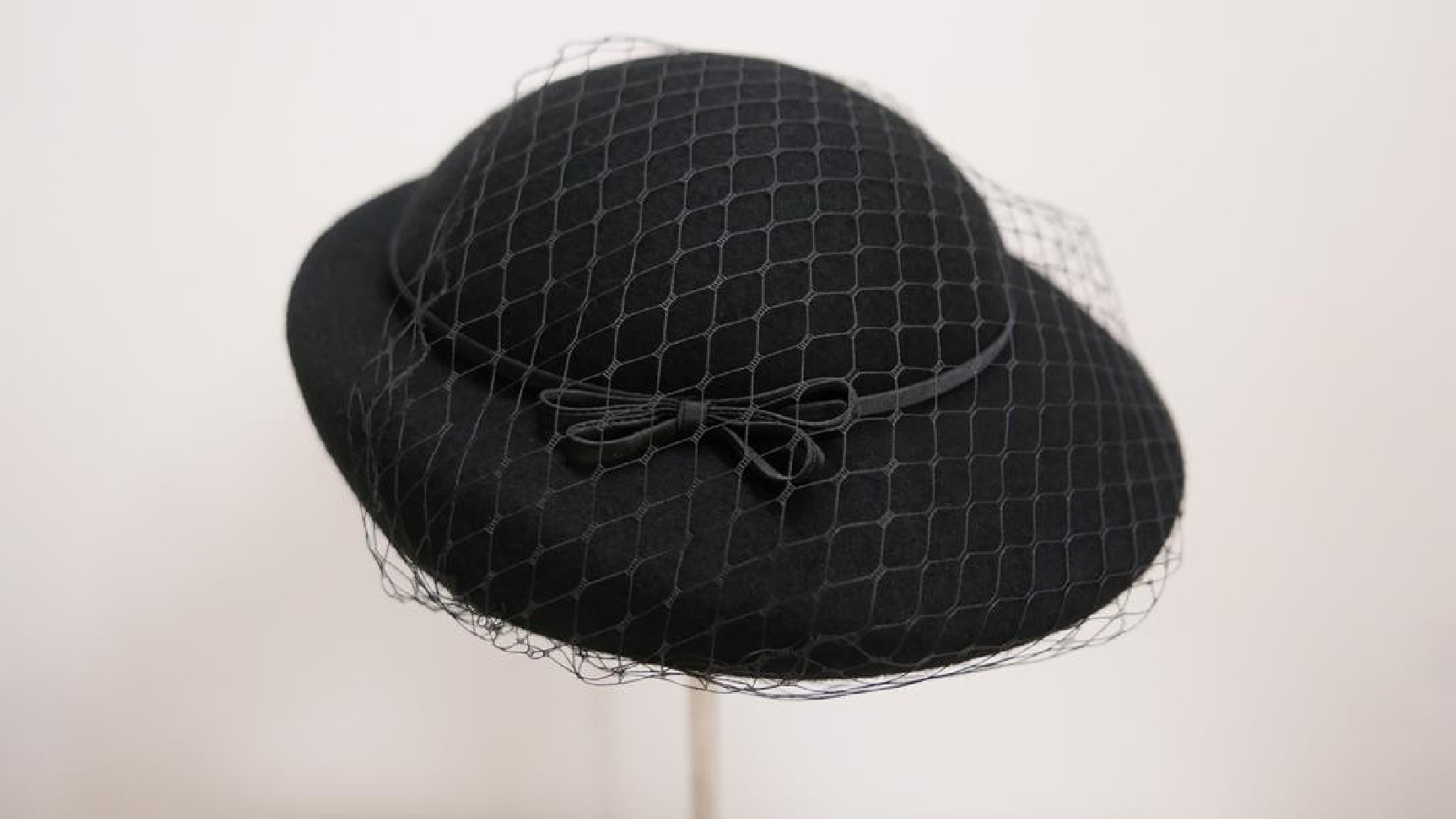 Consuela - czarny  kapelusz toczek z woalką