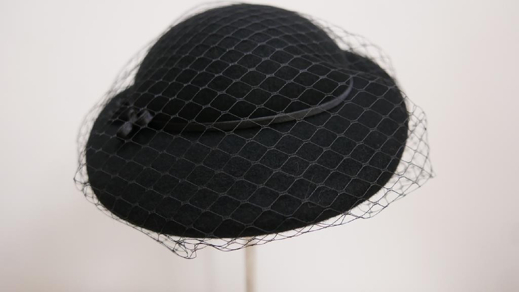 Consuela - czarny  kapelusz toczek z woalką