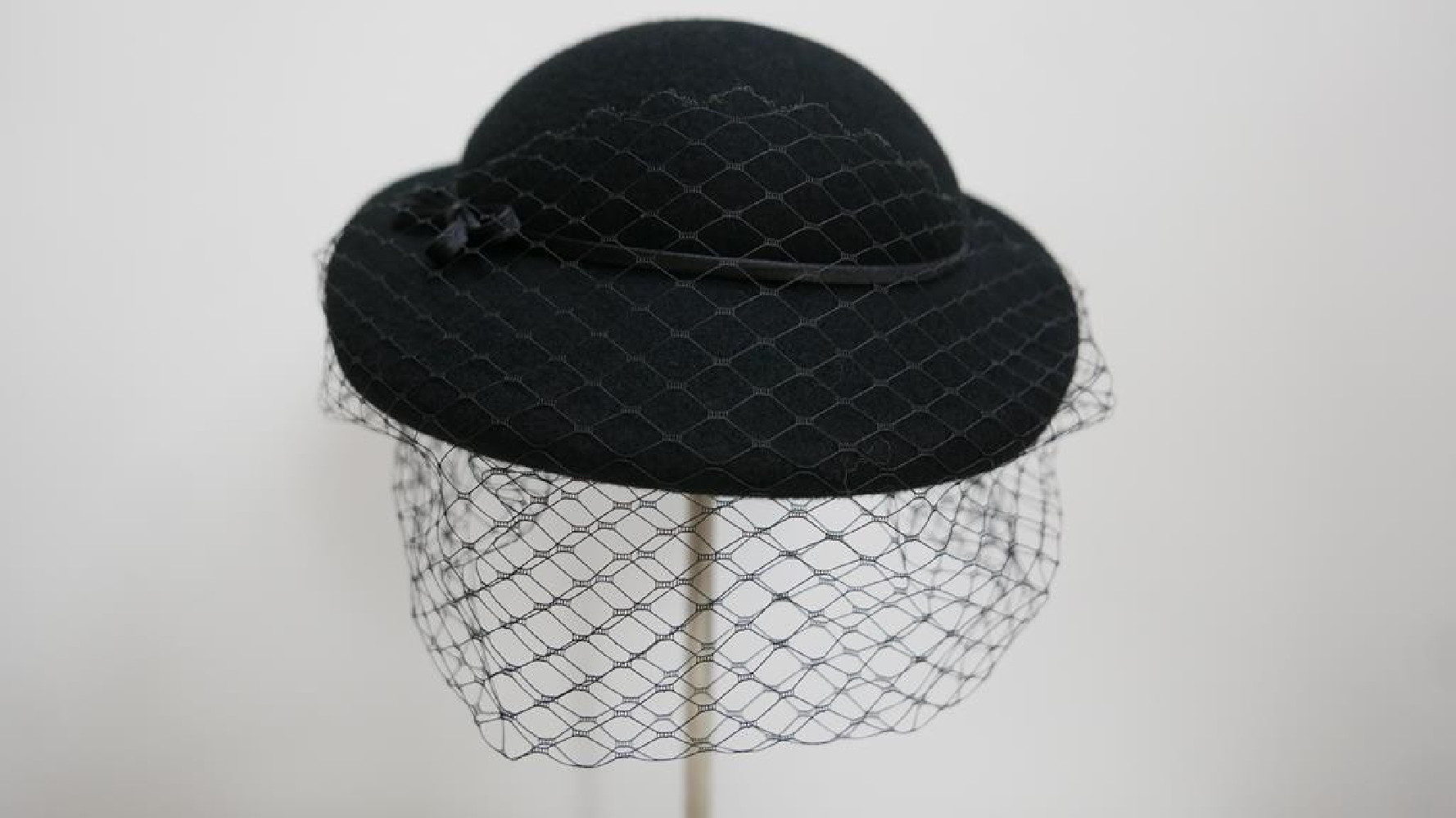 Consuela - czarny  kapelusz toczek z woalką