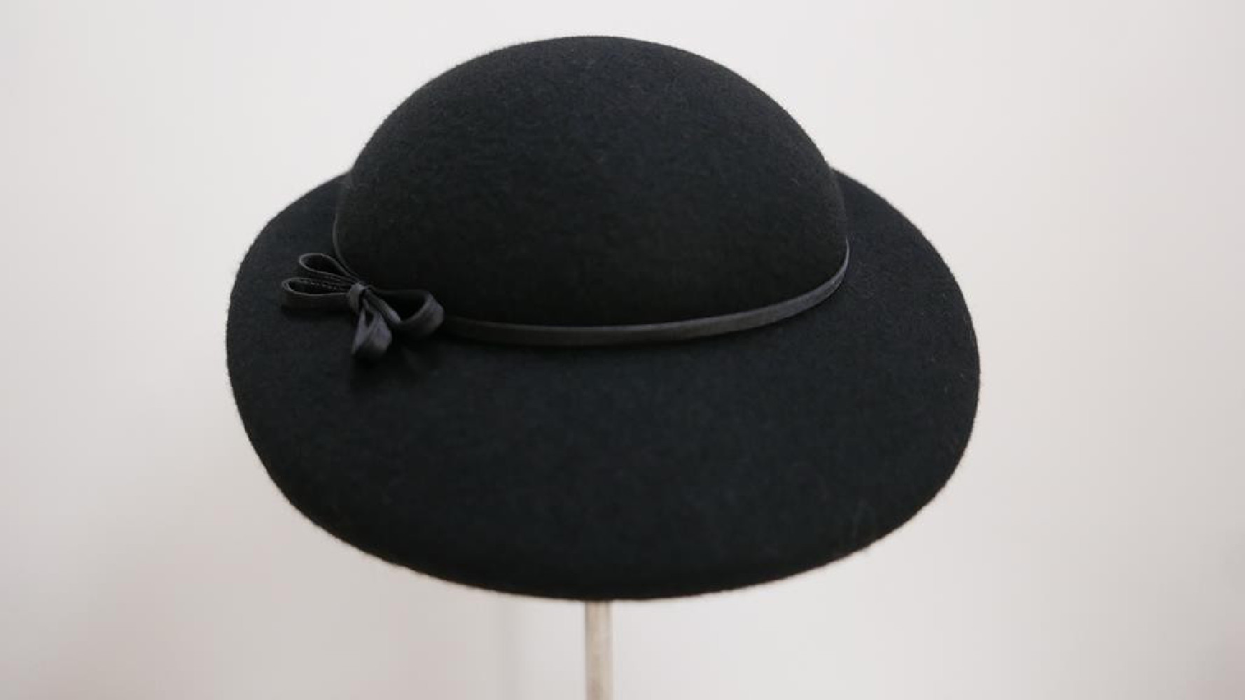 Consuela - czarny  kapelusz toczek z woalką