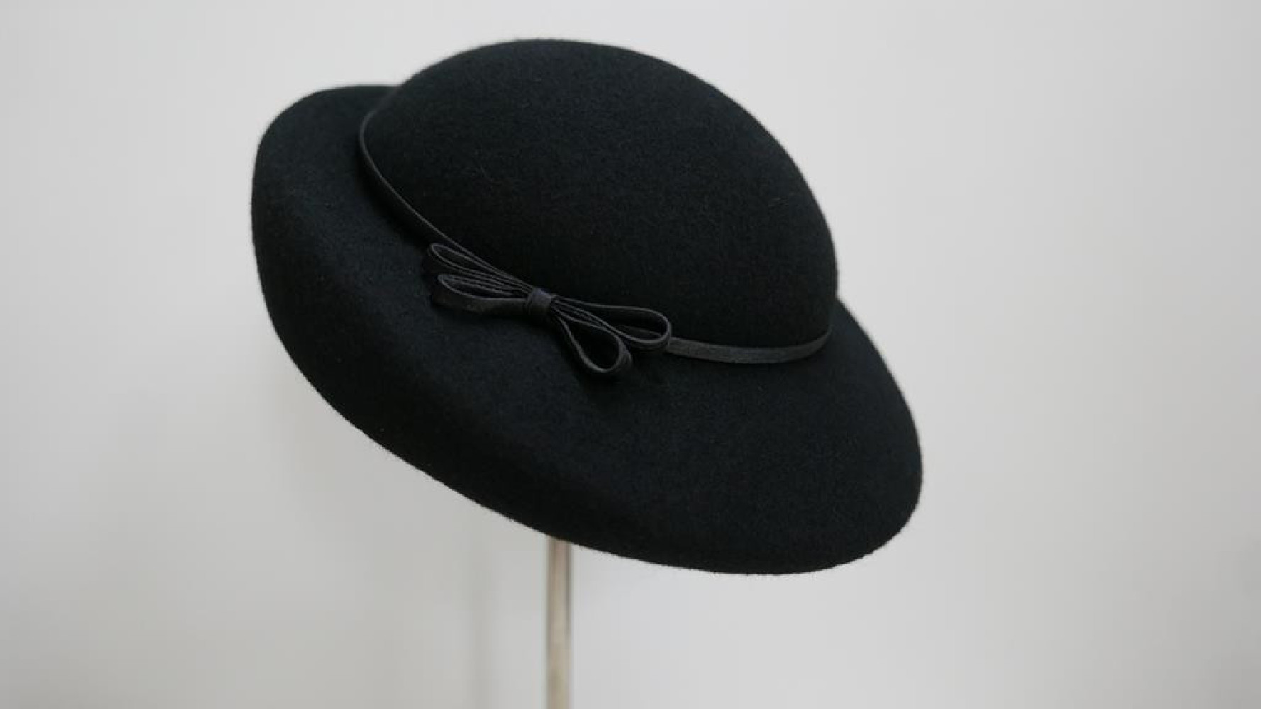 Consuela - czarny  kapelusz toczek z woalką