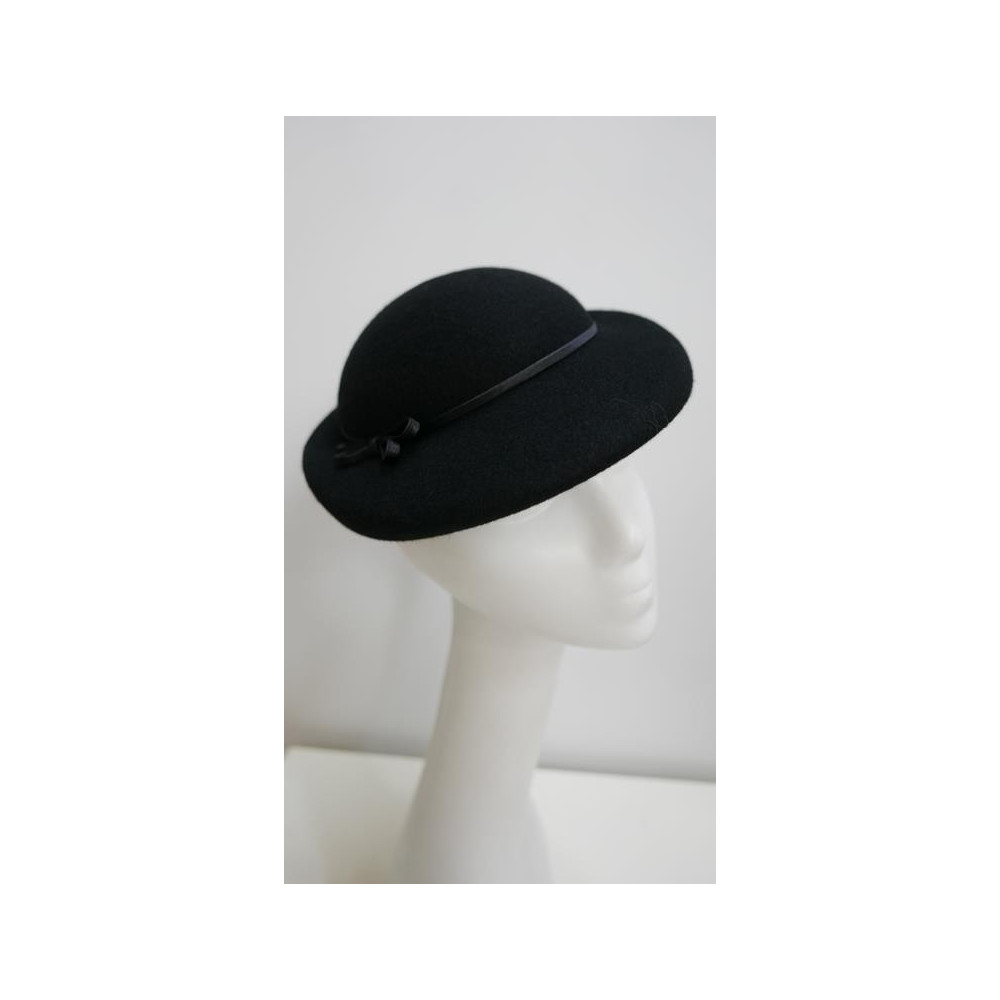 Consuela - czarny  kapelusz toczek z woalką