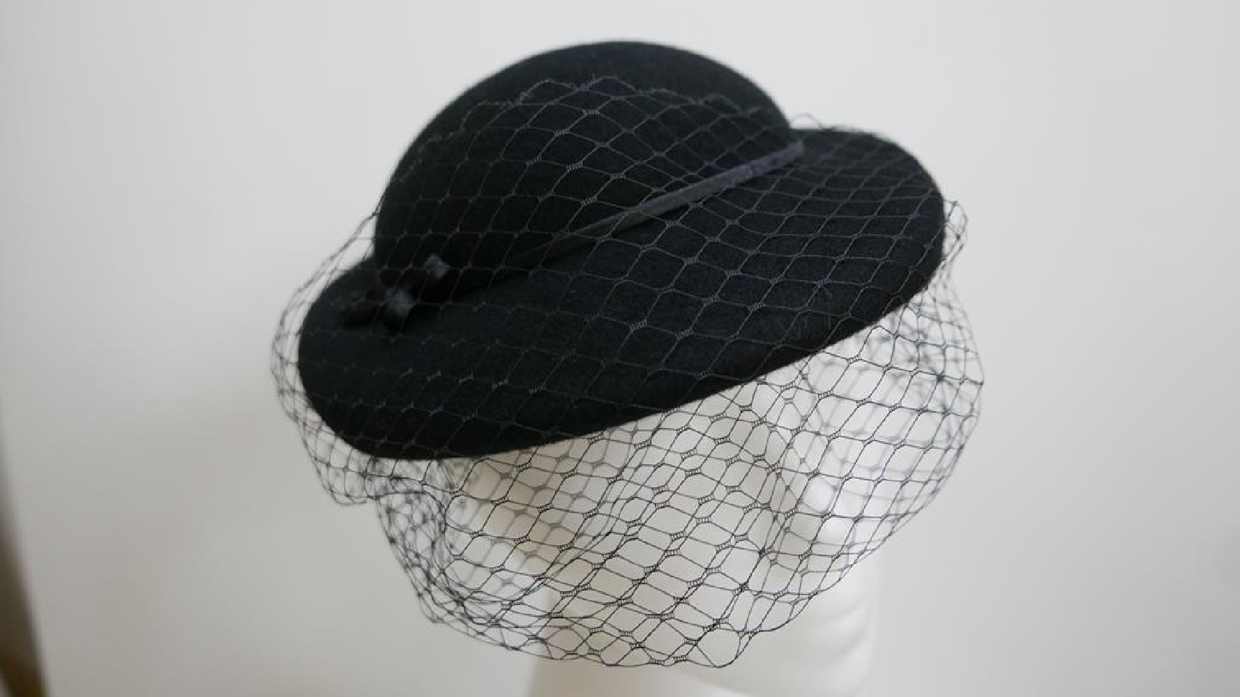 Consuela - czarny  kapelusz toczek z woalką