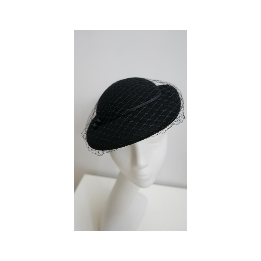 Consuela - czarny  kapelusz toczek z woalką