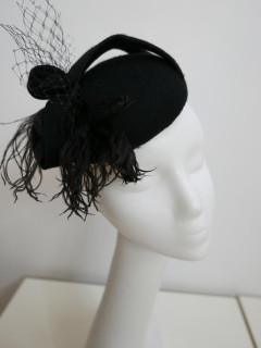 Magie- czarny mini toczek z strusim piórem- fascynator