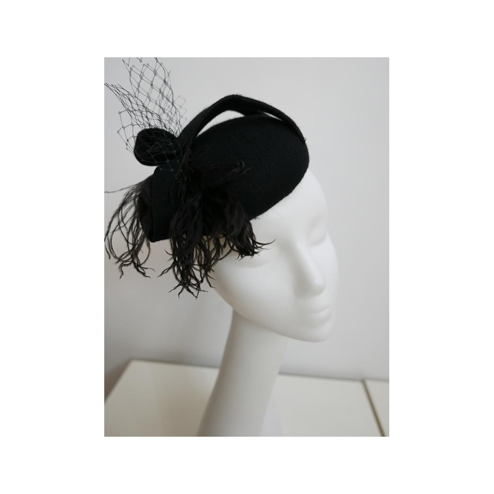Magie- czarny mini toczek z strusim piórem- fascynator