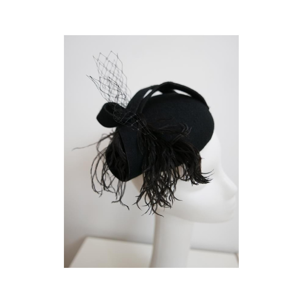 Magie- czarny mini toczek z strusim piórem- fascynator