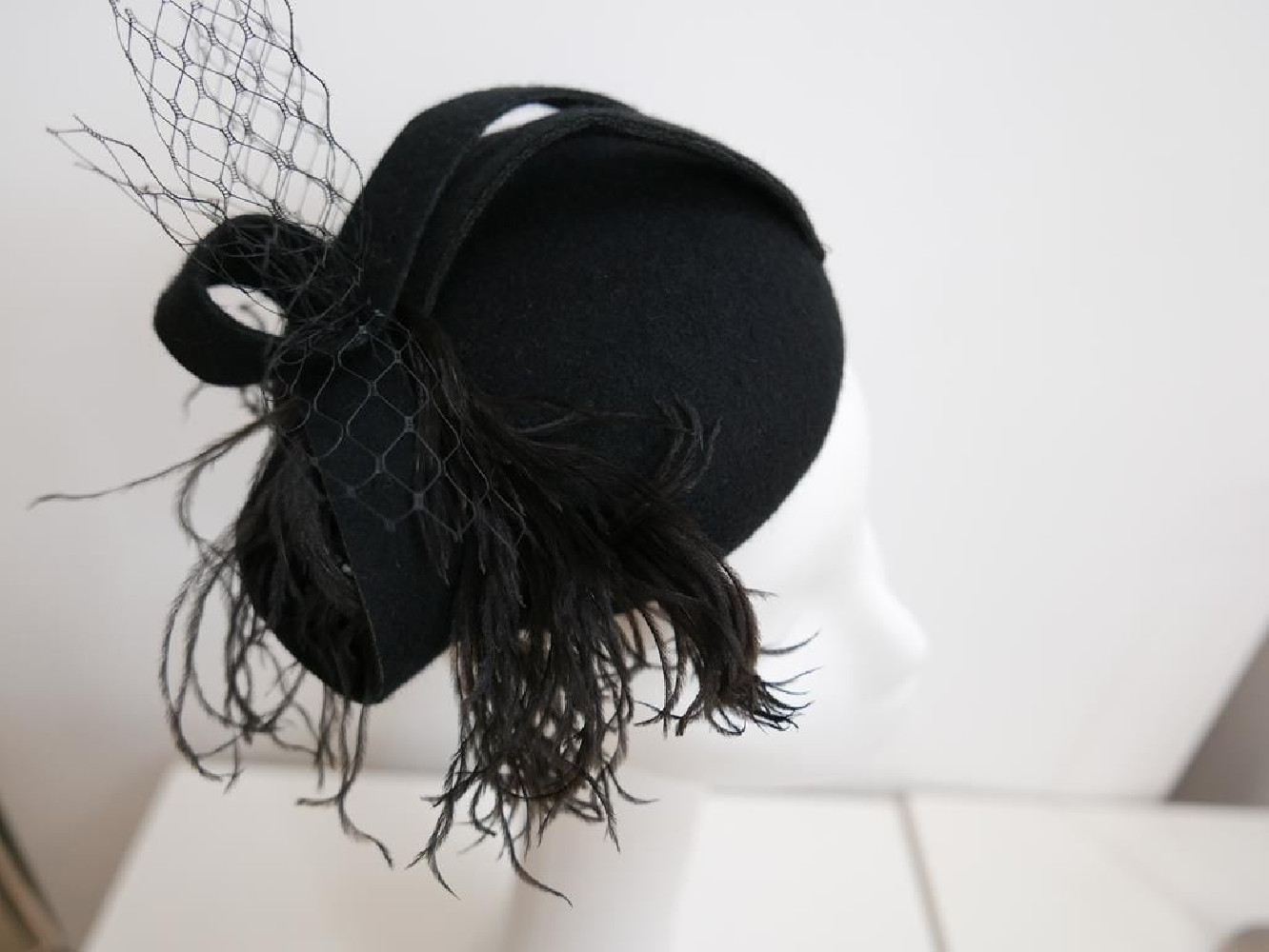 Magie- czarny mini toczek z strusim piórem- fascynator