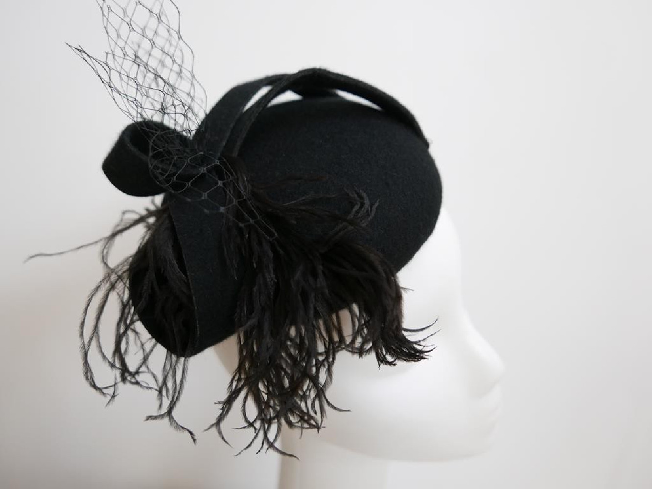Magie- czarny mini toczek z strusim piórem- fascynator