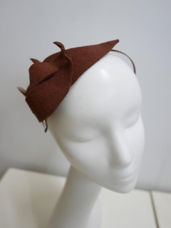 Rudo brązowy fascynator filcowy z piórami bażanta
