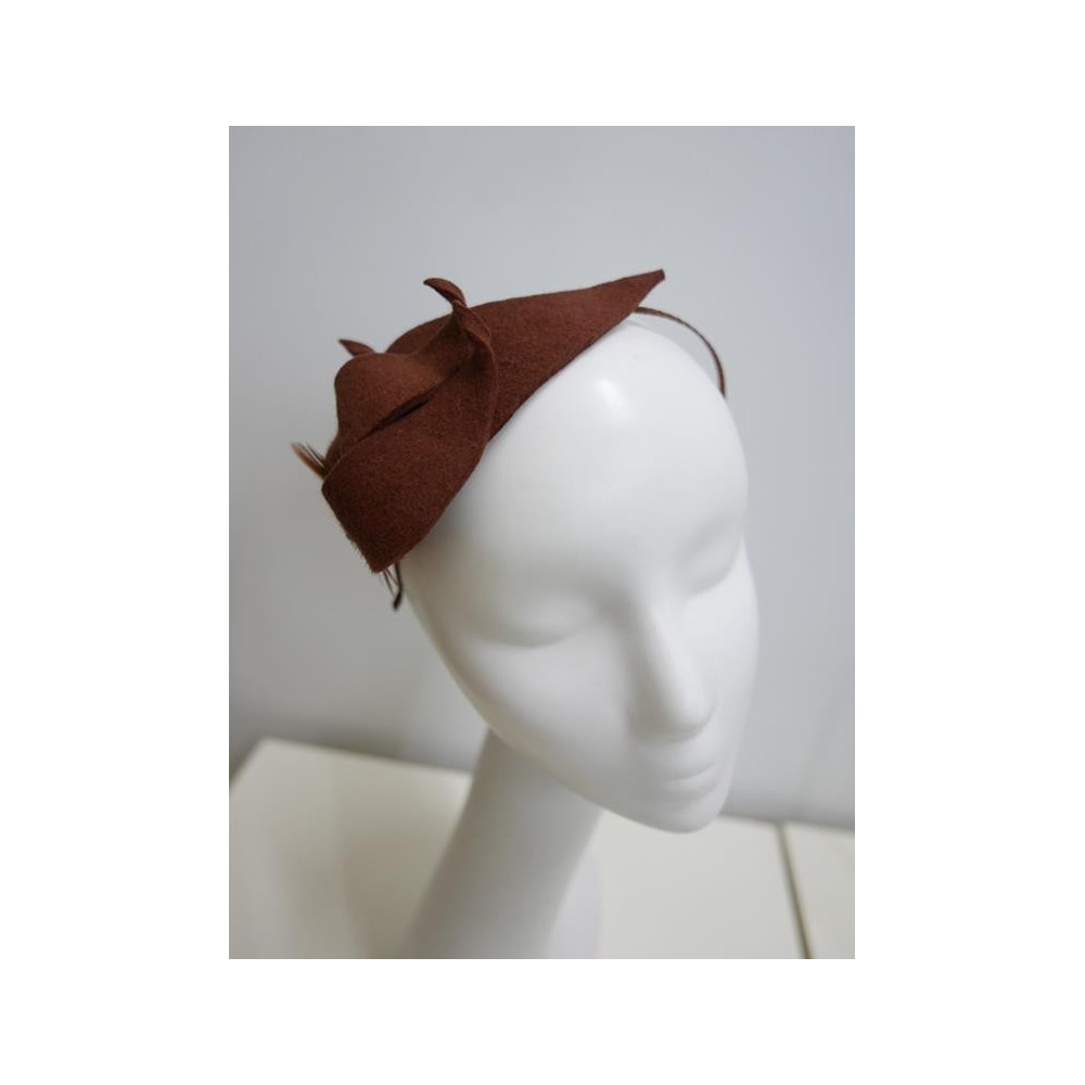 Rudo brązowy fascynator filcowy z piórami bażanta