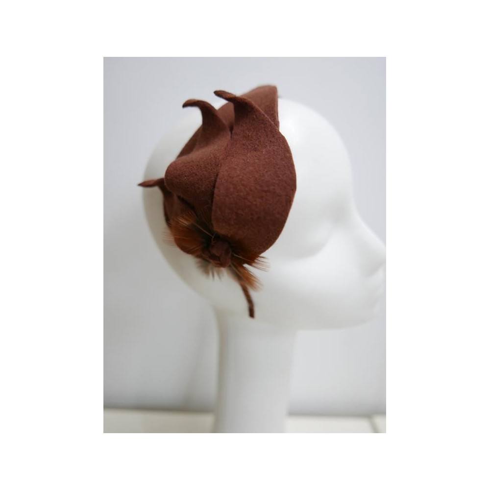 Rudo brązowy fascynator filcowy z piórami bażanta