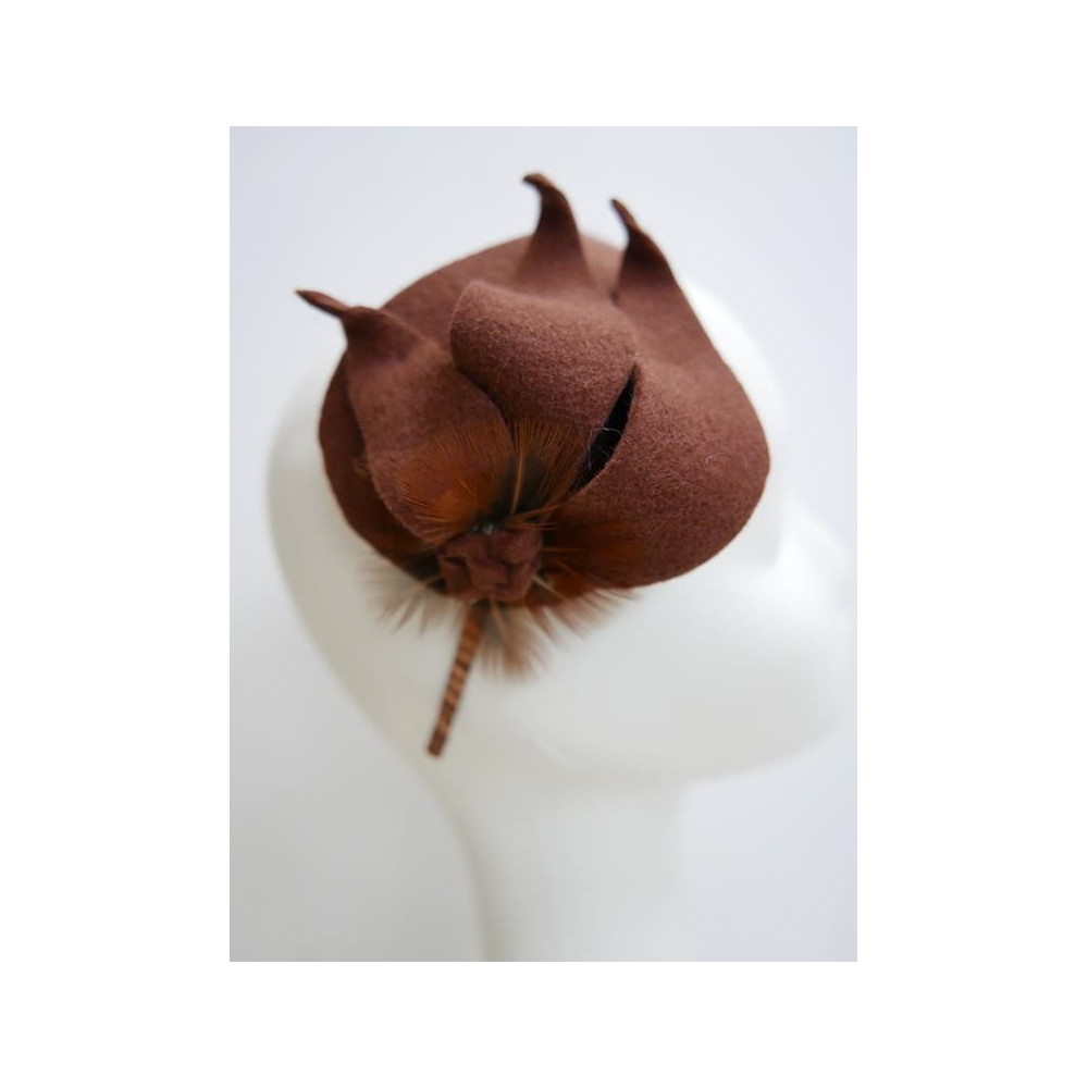 Rudo brązowy fascynator filcowy z piórami bażanta