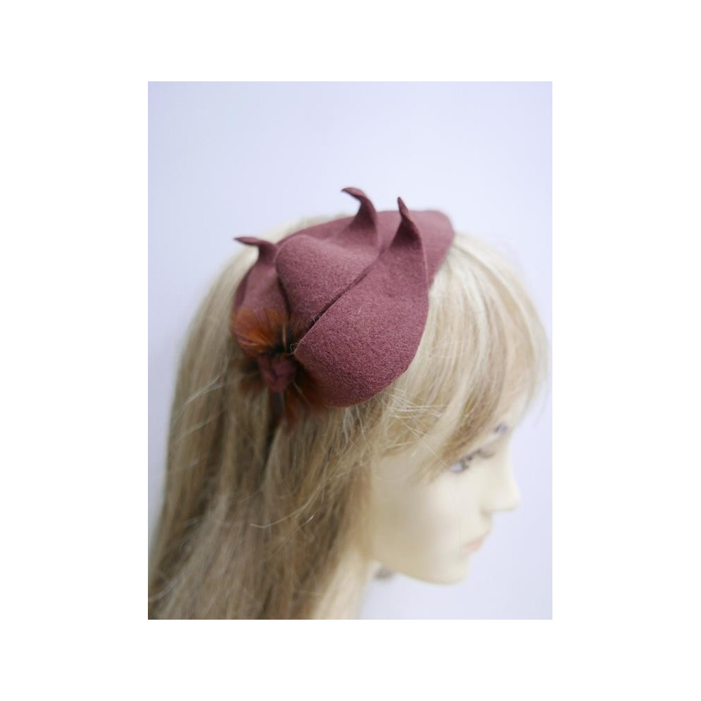 Rudo brązowy fascynator filcowy z piórami bażanta