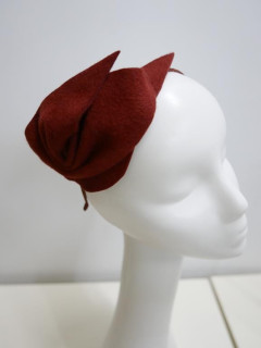 Rudy fascynator filcowy na przepasce