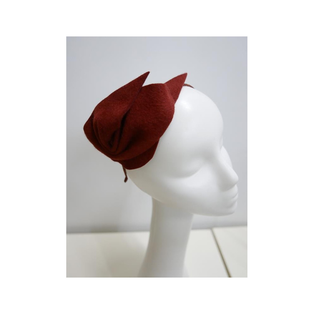 Rudy fascynator filcowy na przepasce