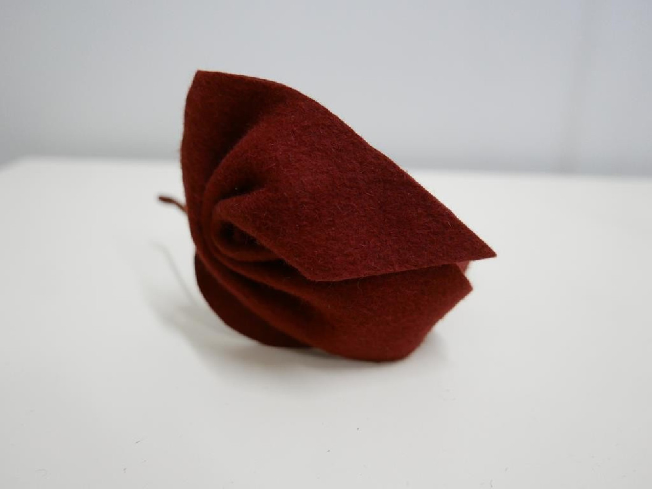 Rudy fascynator filcowy na przepasce