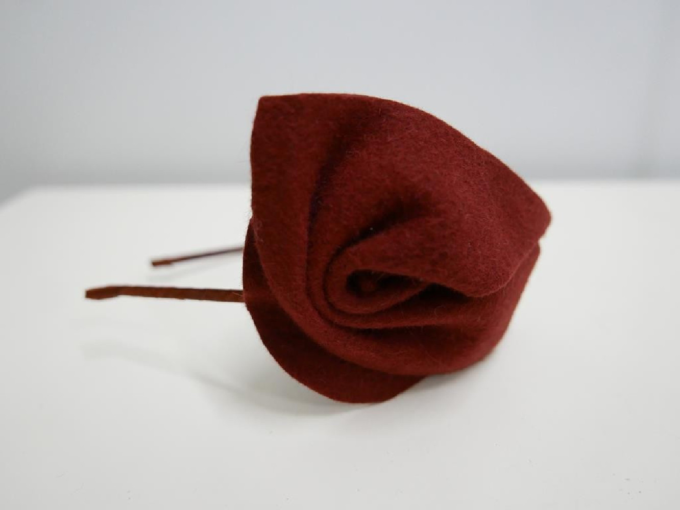 Rudy fascynator filcowy na przepasce