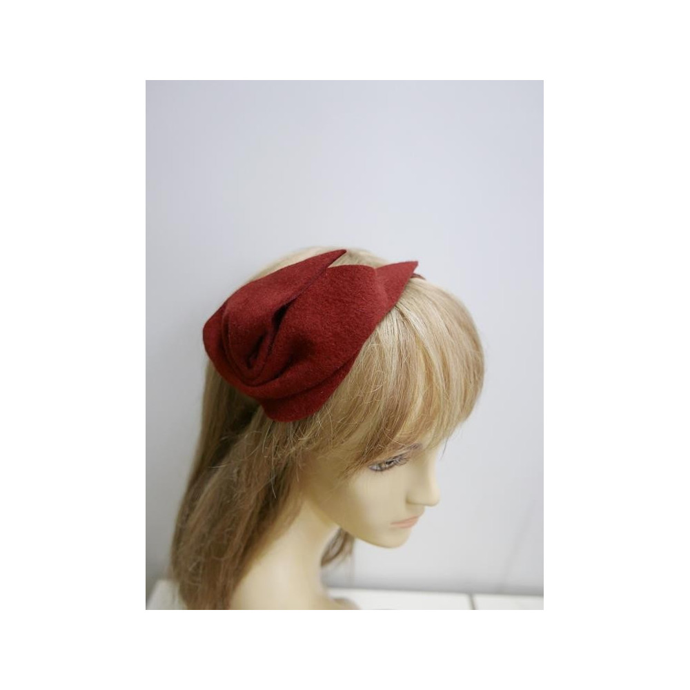 Rudy fascynator filcowy na przepasce