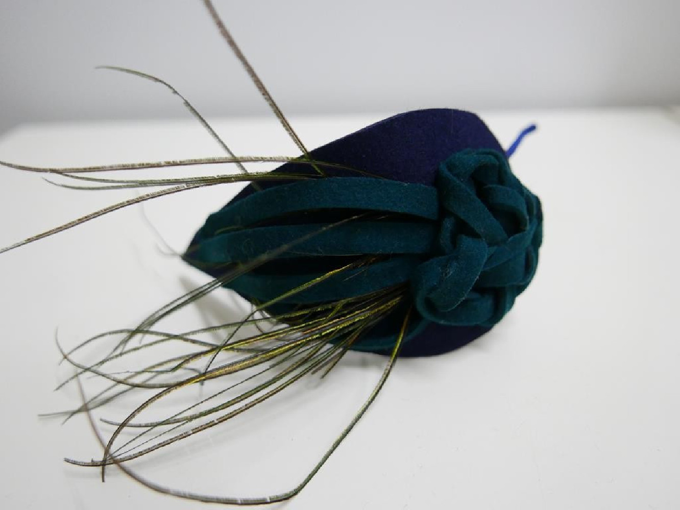 Granatowo morski fascynator filcowy na przepasce