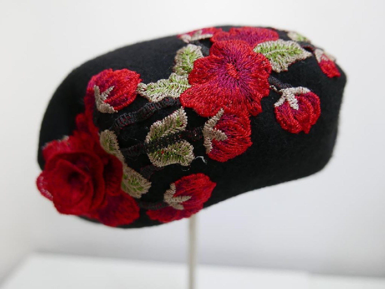 Czarno czerwony beret z  haftem folk