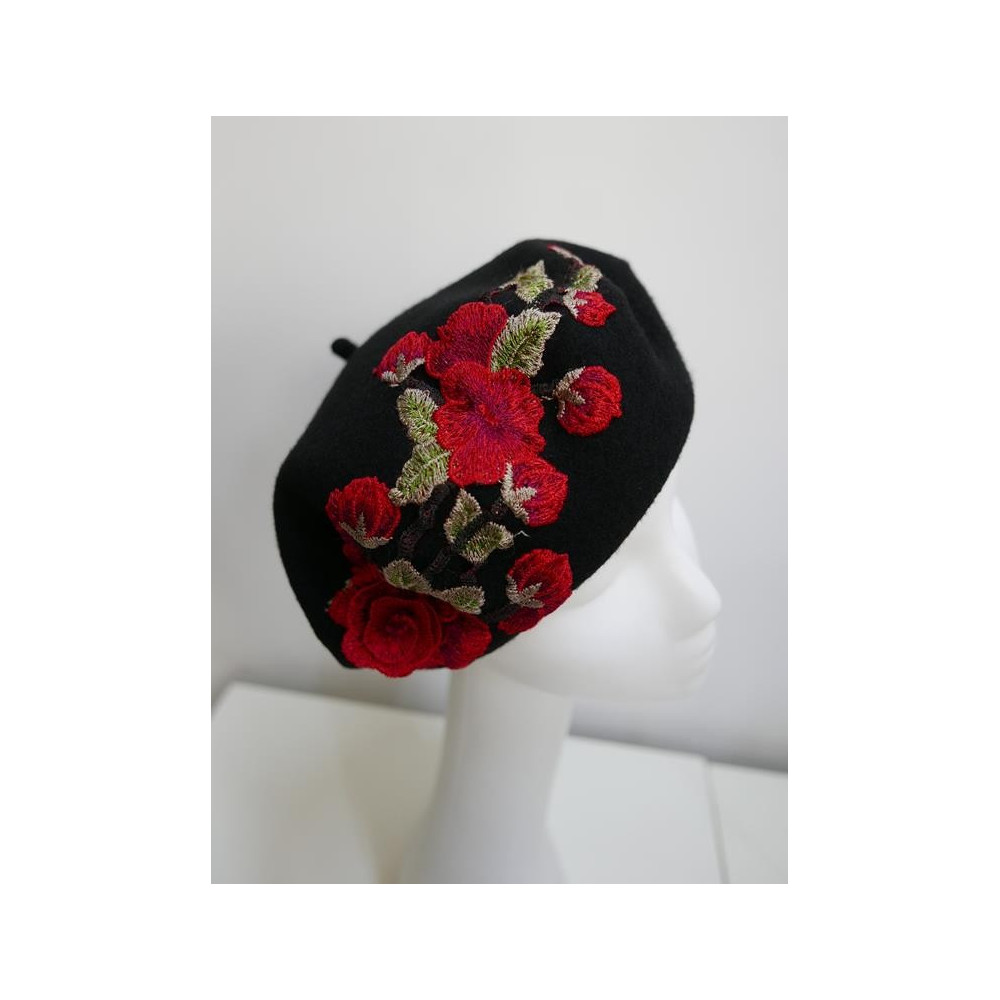 Czarno czerwony beret z  haftem folk