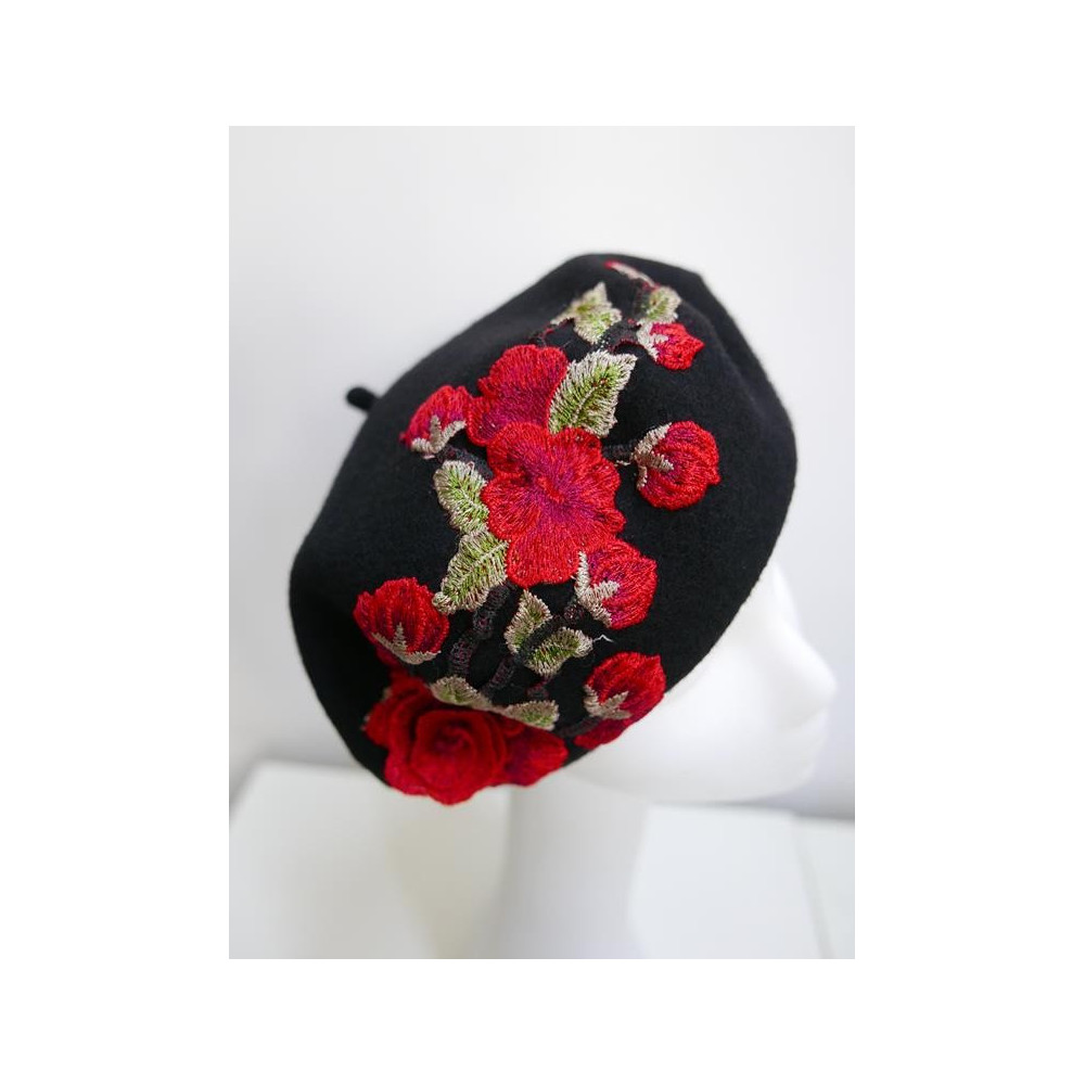 Czarno czerwony beret z  haftem folk