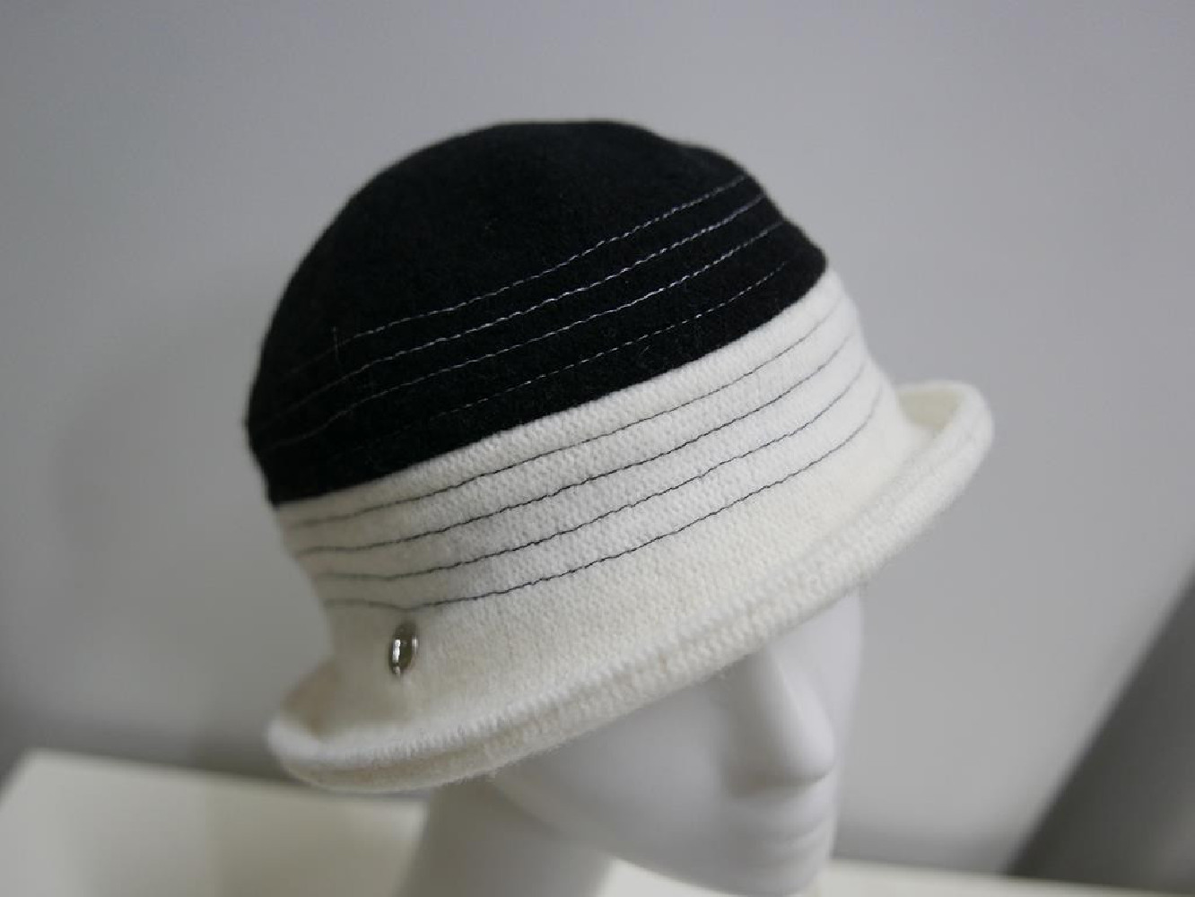 Biało czarny kapelusz dzianina wełniana 55-58 cm