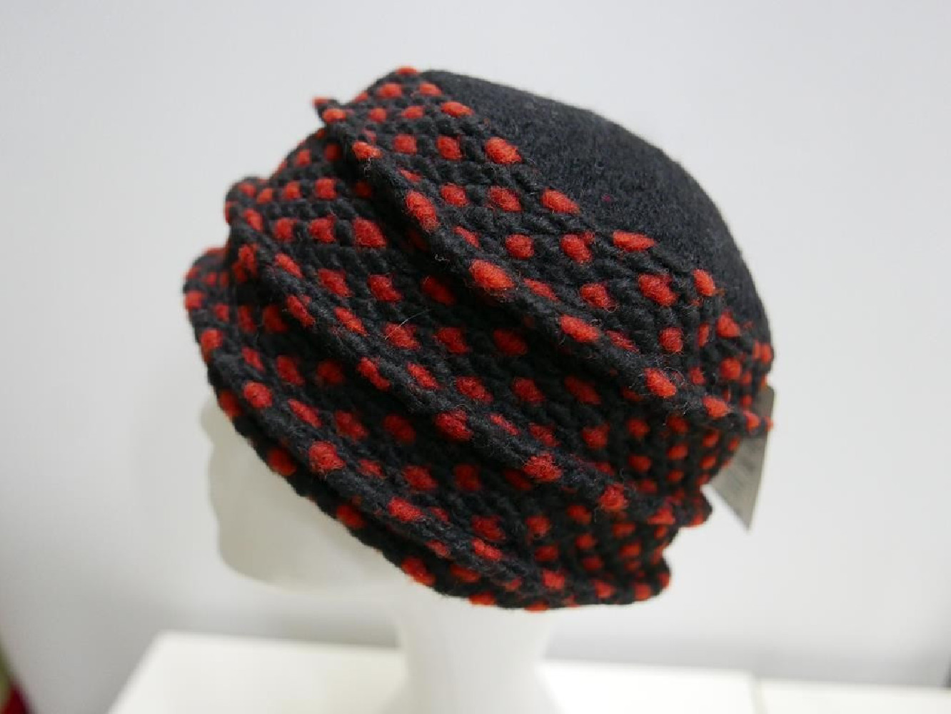 Czarno czerwony toczek czapka tkanina do 58 cm regulowany