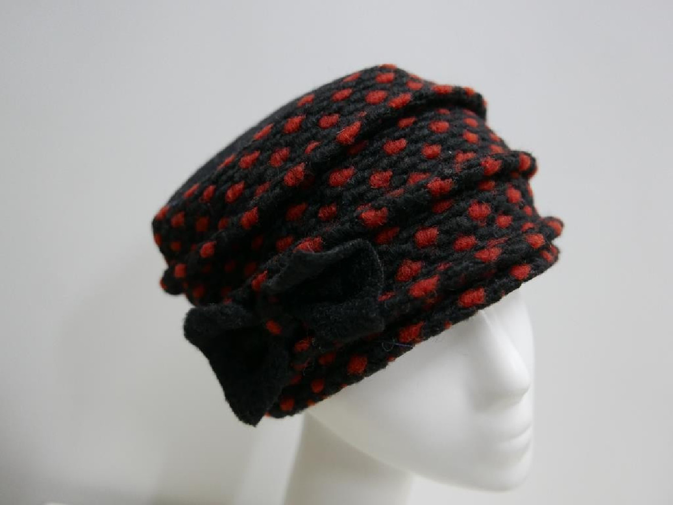 Czarno czerwony toczek czapka tkanina do 58 cm regulowany